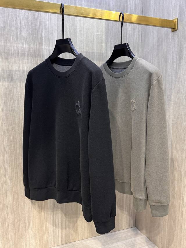 可与同款卫裤配成套装 ，菲拉家 2025秋冬最新圆圈绣标男士羊绒圆领卫衣，左胸标志性圆圈Logo徽标，采用3D立体刺绣工艺，精致考究而富有层次感，与右侧手臂的激