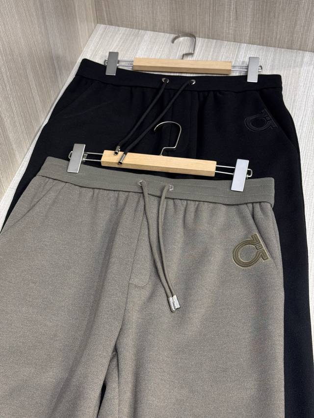 可与同款卫衣配成套装 ，菲拉家 2025秋冬最新圆圈皮标男士羊绒运动休闲裤，传统卫裤款型，简约百搭，不挑人穿，免烫面料，方便打理；左侧口袋处装饰标志性圆圈Log