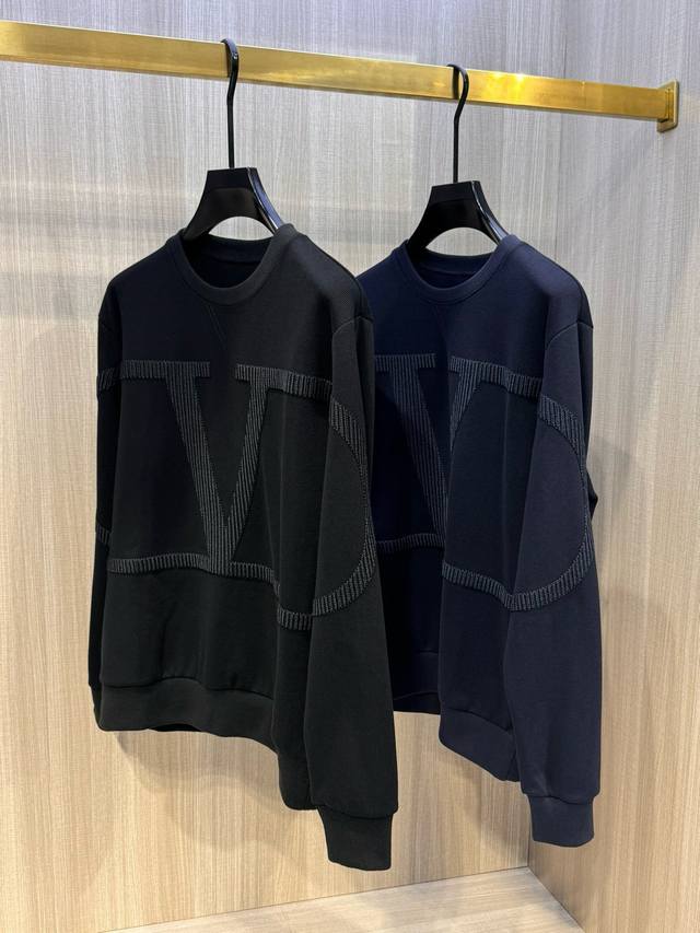型号L737 男女同款 ，华伦天奴 2025秋冬最新中空绣大V徽标圆领卫衣，宽大版型，完全不挑身材，整体效果宽松却极具韵味，不会松垮到没型，穿搭更是万能得百搭，