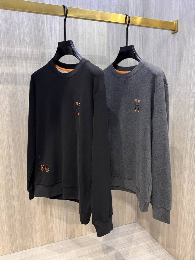 型号Hs209#，爱马家 2025秋冬最新H马车刺绣男士羊绒圆领卫衣，传统经典套头款式，胸前极具代表性的“H”刺绣徽标，与下摆右侧的古典马车相呼应，同时都采用了