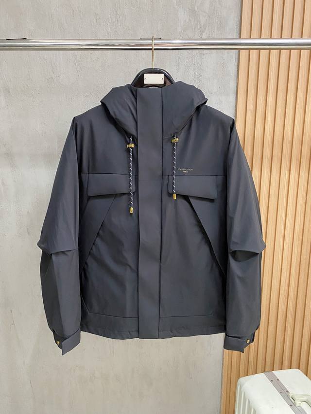 羽D-60 Louis Vuitton 驴家# 25秋冬时尚连帽夹克羽绒 内冲100G-90白鸭绒，轻薄有型，上身不臃肿，颇具意大利典型风格的时装，贸易公司渠道