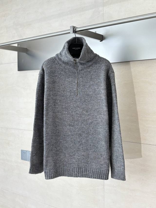 Martin Margiel* 马吉拉 25Fw Mm6羊毛混纺半拉链毛衣 这件毛衣的基石是专属开发定纺的羊毛混纺纱线。其复杂性在于，并非通过后整染色达成，而是