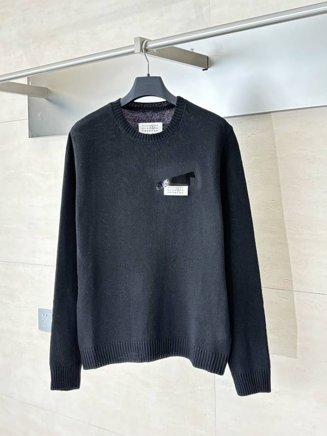 Martin Margiel* 马吉拉 25Fw Mm6胶带标签羊毛混纺毛衣 主体采用高支数、高密度的羊毛混纺纱线精纺而成。 胸前定制多层刻字膜烫画工艺，所使用