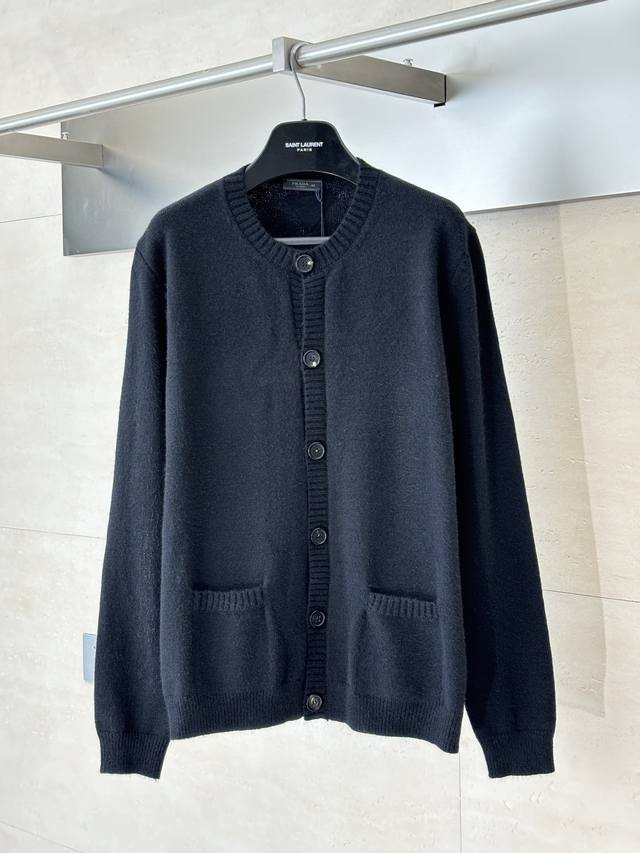 prad* 普拉达 25Fw 牛角扣开衫羊毛混纺毛衣 采用经过精密计算配比的羊毛混纺面料制成。为了达成特定功能性、质感与垂坠感的科学配比。高比例的美利奴羊毛确保