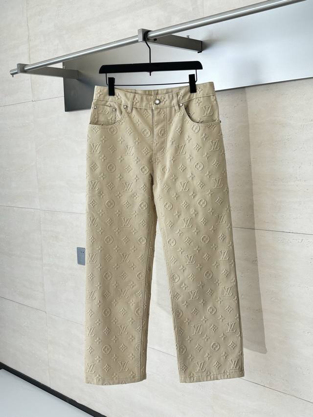 LV 路易 25Ss 菲董 满印浮雕压花牛仔长裤 原16,700购入，菲董25秀款系列，面料采用7*7支精梳赛络纺纱做加厚480克斜纹牛仔面料，将满印Monog