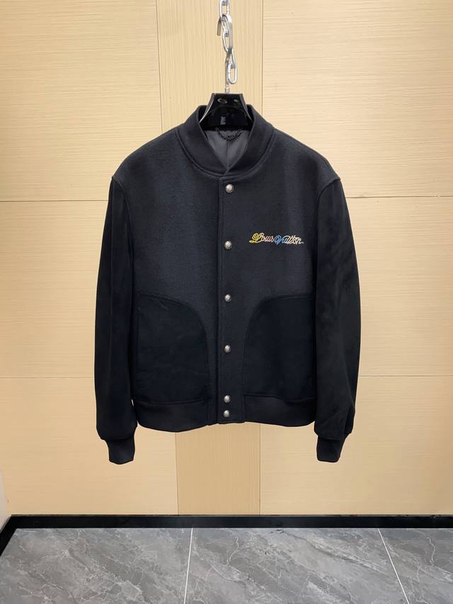 LV 25Ss 男装束腰夹克羊毛混羊皮棒球服黑色外套 Varsity 夹克由黑色羊毛制成，袖子和口袋采用精致的磨砂皮革制成。胸前饰有优雅的斜体 Louis Vu