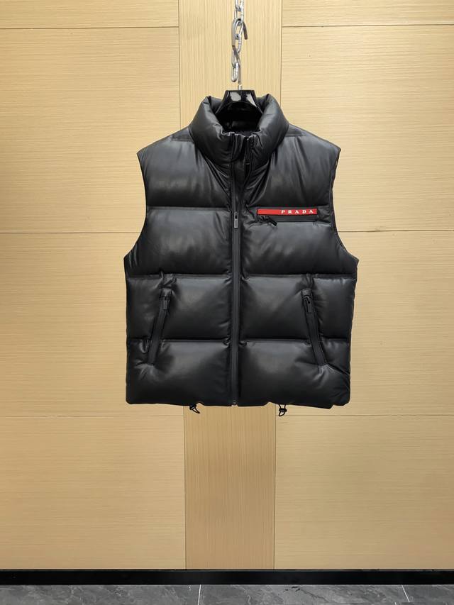 prada 秋冬重磅 必备羊皮羽绒马甲 此款又一爆款 实体店补单不断 采用厚实土耳其羊皮 填充白鸭绒 拿在手上非常有份量 厚实饱满 尺码：48-56