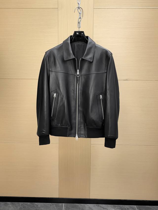 正版真皮系列 持续上新 . Tom Ford 男士纳帕纹皮革衬衫夹克 无论是皮料选择还是工艺细节，都延续了品牌一贯的高奢标准. 进口小羊皮打造，采用 纳帕工艺鞣