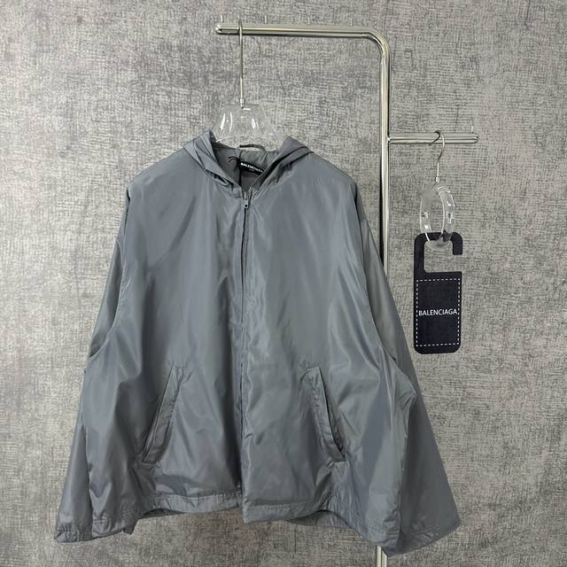 Balenciaga巴黎世家经典印花字母连帽风衣外套夹克冲锋衣男女同款 本款科技府绸，宽松版型 袖口跟下摆带有抽绳可调节大小 连帽，双头拉链开合，2个拉链斜口袋
