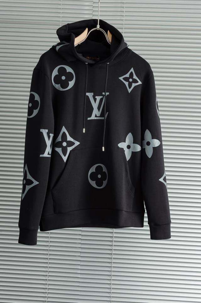new# Lv 2025Fw秋冬新品连帽卫衣#选用进口56%聚酯纤维 36%再生纤维8%氨纶面料，质感硬朗挺拔有型，版型立体不易起皱，上身舒适却不失柔软度，亲肤