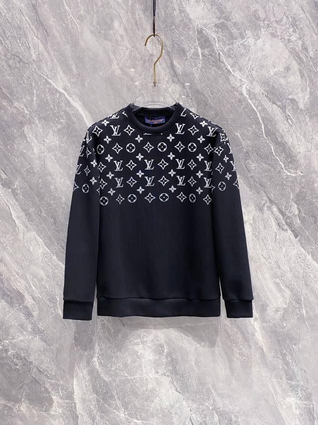 Lv 2025秋冬全新系列单品上线，非常时髦前卫的一款男女同款长袖太空棉卫衣，胸前标识Logo印花图案设计！区别于以往的不同，宣示品牌传承多年的设计理念！其吸睛