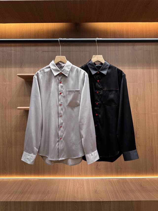 Kiton25Fw早秋新款来啦 丝质科技棉布翻领衬衣！ 男士经典红色金属纽扣休闲长袖衬衫 贸易公司渠道稀出～ 领先官网发售！ 在穿搭选择里，有些单品就像低调绅士