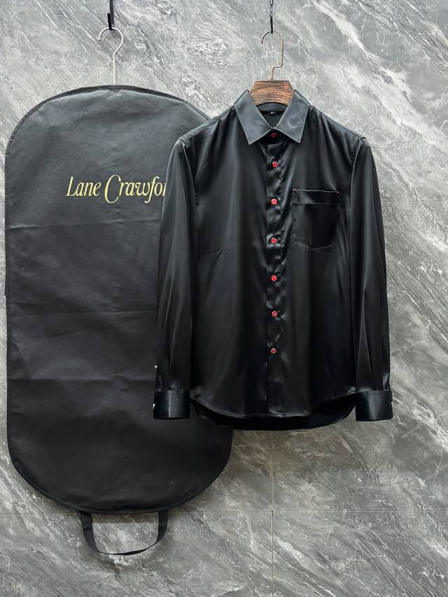 Kiton25年新款.爱上小红扣。解锁绅装新境界：衬衫的自在哲学 在着装的万千选择中，有些单品宛如低调的绅士，看似平凡，实则暗藏乾坤。这款甄选定制面料的休闲长袖