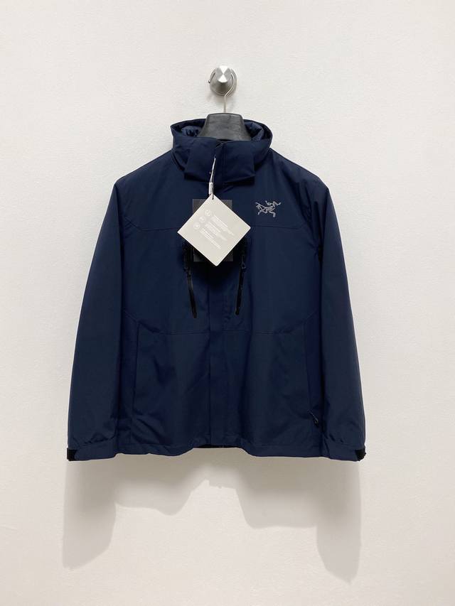 顶级始祖鸟羽绒 三合一可拆卸 2025秋冬新款羽绒服始祖鸟新款连帽设计羽绒服外套，爆款三合一户外活动冲锋衣羽绒服！选用亮泽尼龙面料打造，胸前经典印花设计Logo