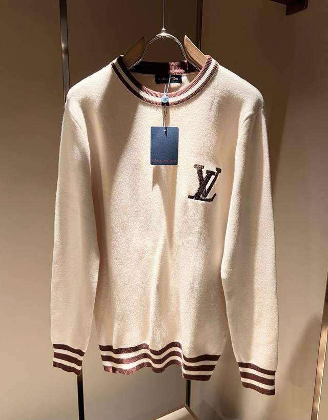 Louis Vuit*On 2025秋冬路易家族轻奢针织羊毛衫！男女同款装饰！ 路易家族的新高端，细节品质永远的那么完美无瑕，创意设计层出不穷。今年秋冬季节没有