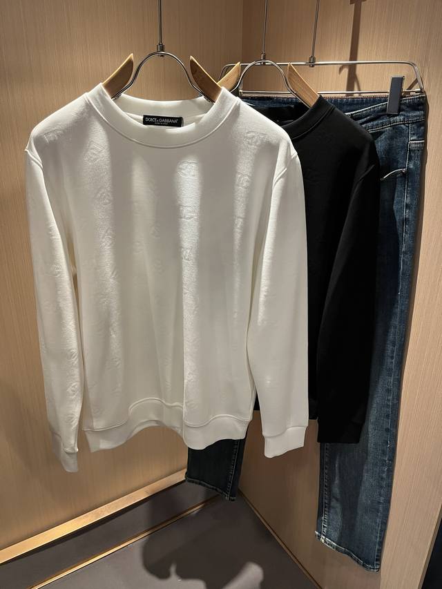 Dolce&Gabba*A 杜嘉*纳2025秋季新款男女同款长袖打底衫，专柜同步发售！定制专属纯棉面料，全景字母Logo图案暗纹设计！简约大方，从容百搭，档次极