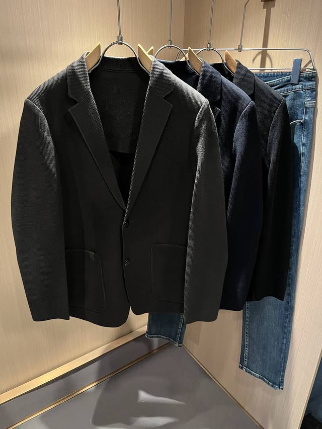 Loro piana诺悠翩雅 2025秋冬男士针织西装外套，最新的贸易订单全品相！！网红款！上身舒适透气，不僵硬，整体有着丰富的立体感，品质出口订单，定制专属面