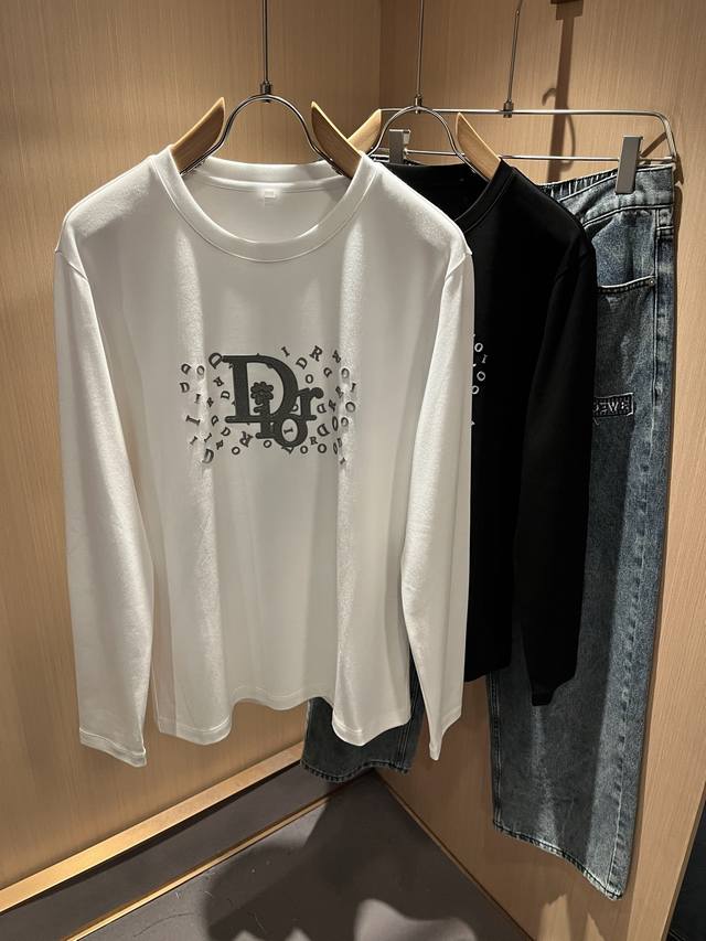 Dio*R迪家2025秋冬新款长袖打底衫，专柜同步发售！定制专属纯棉面料，胸前采用品牌Logo图案压胶设计！简约大方，从容百搭，档次极高，完美融入时尚还有风情感