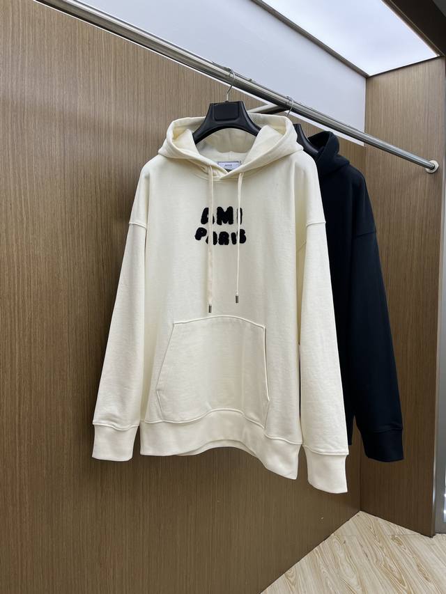 秋冬 爆款连帽系列 Ami Fw早秋新款宽版连帽卫衣，男女同款！独特吸引人的眼球，这一款连帽卫衣品相品质都在线，舒适度，一如既往的版型，时髦度，包括面料、裁剪工
