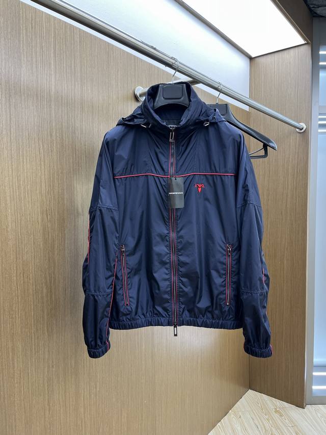 Aj 年早春新款专柜同款连帽休闲夹克，商务休闲两不误！面料采用聚酯纤维防风防水面料，内里聚酯纤维内衬，左手品牌彰显品牌奢华，工艺精湛考究，防水透气,柔软细腻.且