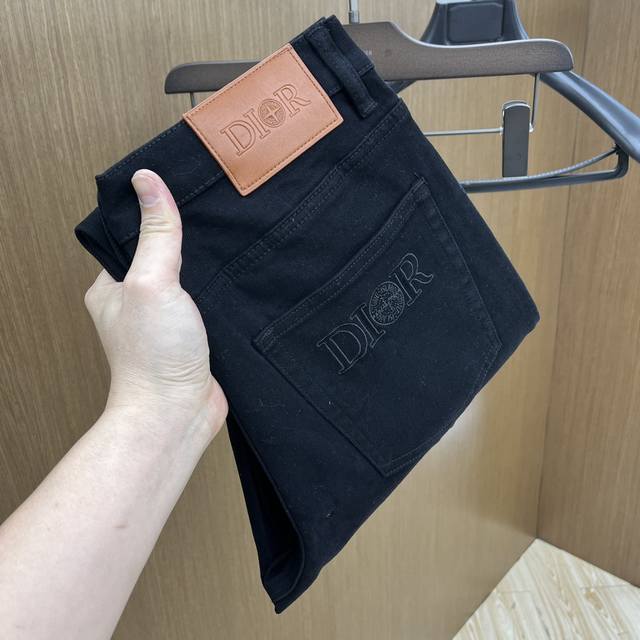 秋冬 Cd 高端定制品质 25Ss秋冬最秋冬原单牛仔裤 柜台同步发售 原版定制复刻 客供五金辅料 原单品质 进口牛仔面料重工洗水 做工走线精细 上身绝佳，优选单