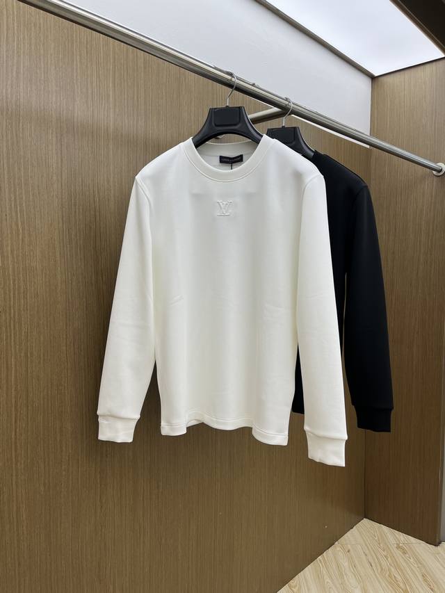秋冬 Lv 2540秋冬专柜新款 时尚休闲打底衫长袖T恤，精选进口高密度双面拉架棉面料，精致原版Logo打造，舒适性与透气性兼优，柔软抗皱弹性和垂性极佳，无论是