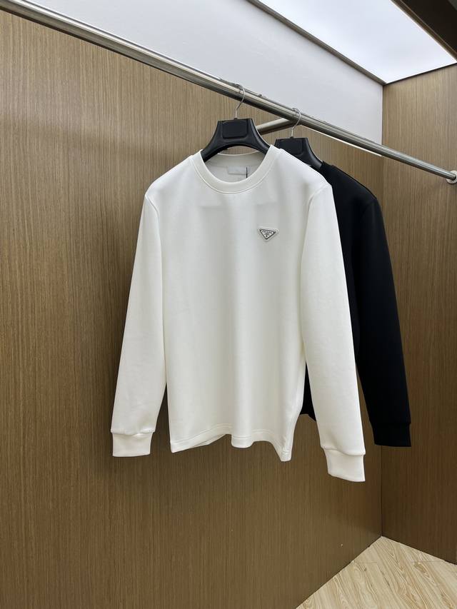 秋冬 pd 2540秋冬专柜新款 时尚休闲打底衫长袖T恤，精选进口高密度双面拉架棉面料，精致原版Logo打造，舒适性与透气性兼优，柔软抗皱弹性和垂性极佳，无论是