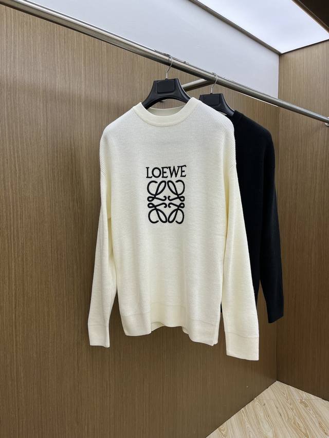 秋冬 Loe 毛衣 火啊2025秋冬最新系列，专柜1:1顶级复刻，全品相！潮人必备单品！懂货的老铁赶紧下手，Bld面料：羊绒10%羊毛60%氨纶30% 尺码 M