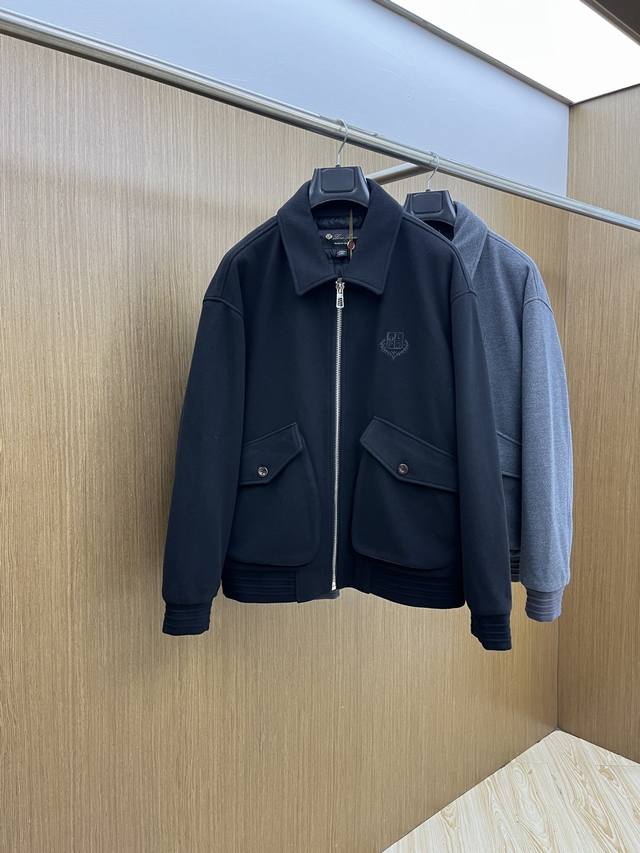 秋冬 Lp2540Ss秋冬新款发布 Lp翻领外套羽绒服，男士经典商务休闲款。国标90白鸭绒，胸前品牌Logo精品刺绣，老钱风渠道货，工艺考究，低调奢华，细节彰显
