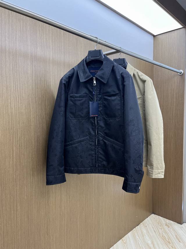 秋冬 Lv2540Ss早秋新款发布 驴牌翻领夹克外套，提花面料，胸前双口袋装饰，秋季爆款夹薄棉外套，穿上就是舒适自在又显瘦的存在，慵懒而随性，Fsh结合干净简单