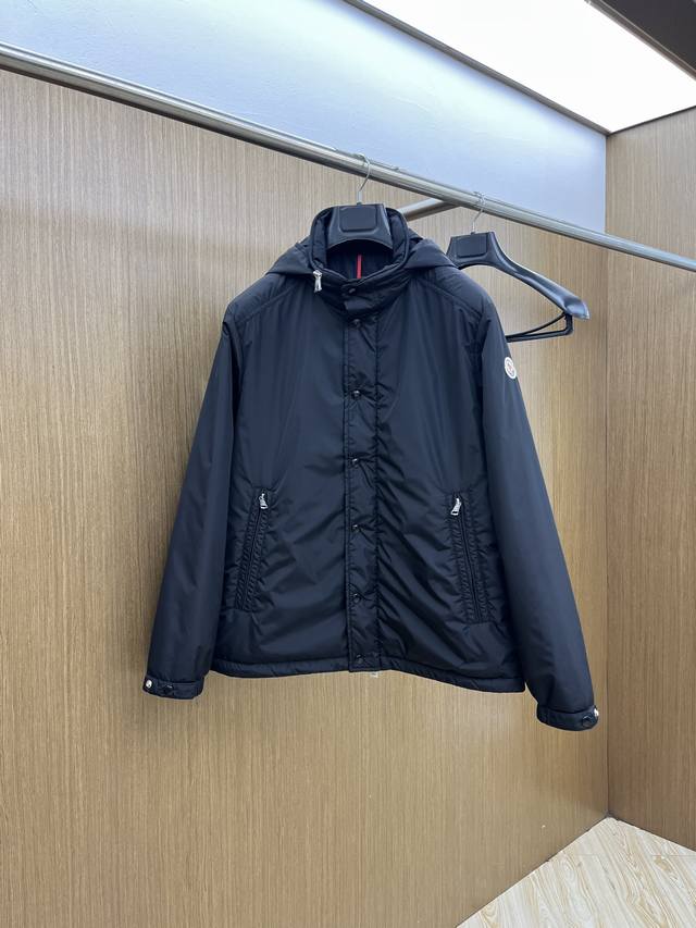 秋冬 Mon2540早秋新款发布连帽棉服，帽可拆秋季爆款，隐藏帽设计，穿上就是舒适自在又显瘦的存在，慵懒而随性，结合干净简单的色系就特别耐看，Fsh适合日常穿着