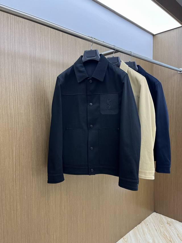 秋冬 Ysl 2540Ss秋冬新品夹克外套翻领系列 定制牛仔面料 透气舒适度高，细节无可挑剔，品牌元素设计理念，体现高品质。手感细腻柔软！呈现休闲裁剪，上身版型