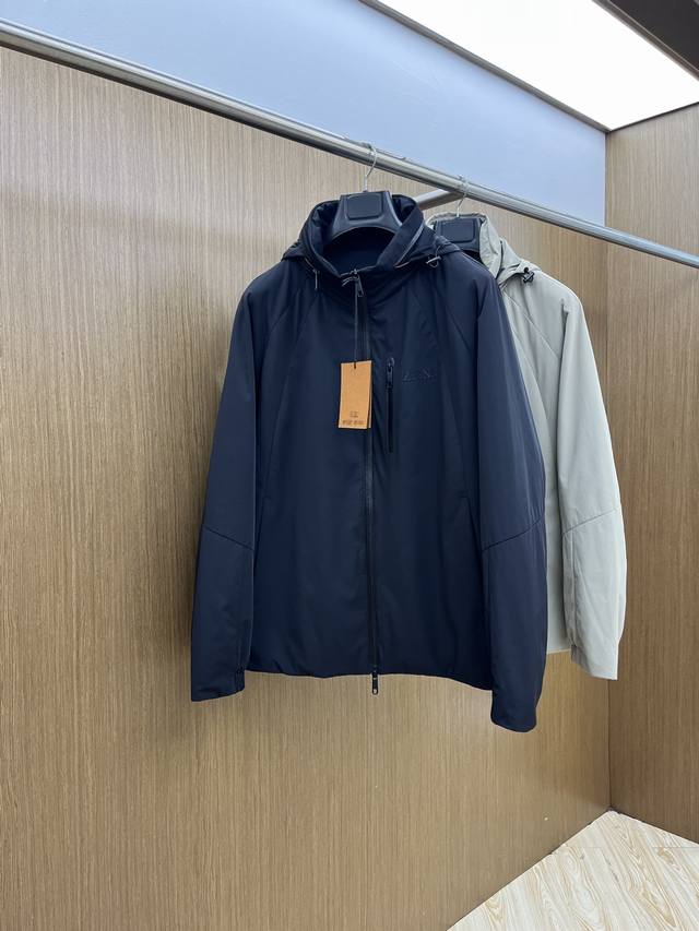 秋冬 Zz 2540Ss早秋新款发布 杰尼亚连帽夹克薄棉外套，胸前拉链字母Logo装饰，细节精湛考究。秋季爆款外套，穿上就是舒适自在又显瘦的存在，慵懒而随性，F