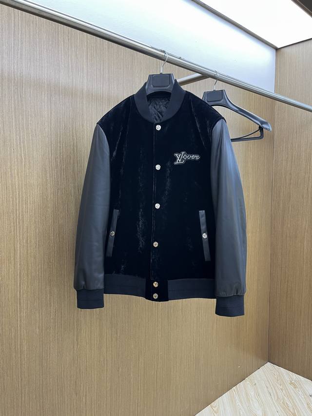 秋冬 Lv 2540官网新款棒球服、绒面拼接小羊皮 这款黑色以轻盈的羊身搭配柔软的羊袖，缔造隽永时尚的转季衣物。门襟压扣钉扣，胸前巧妙点缀的Logo图案，Fsh