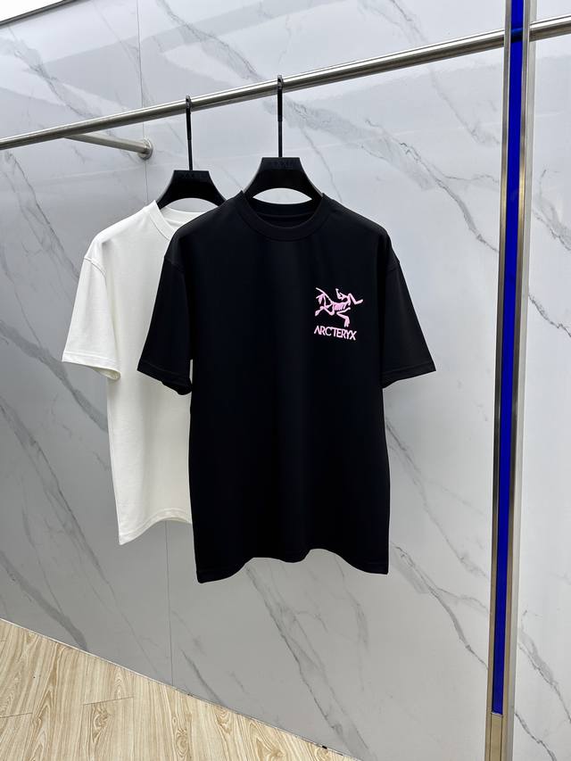 Arcteryx始祖鸟 2025Ss秋季新款短袖打底T 恤，以当季色调传递典雅韵味，成就日常搭配佳选。胸前Logo标识含蓄标注品牌身份，字母立体工艺、做工精细、
