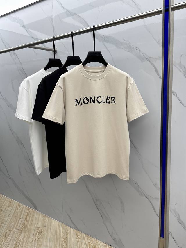 Moncler蒙口 2025Ss秋季新款短袖打底T 恤，以当季色调传递典雅韵味，成就日常搭配佳选。胸前Logo标识含蓄标注品牌身份，字母立体工艺、做工精细、时尚