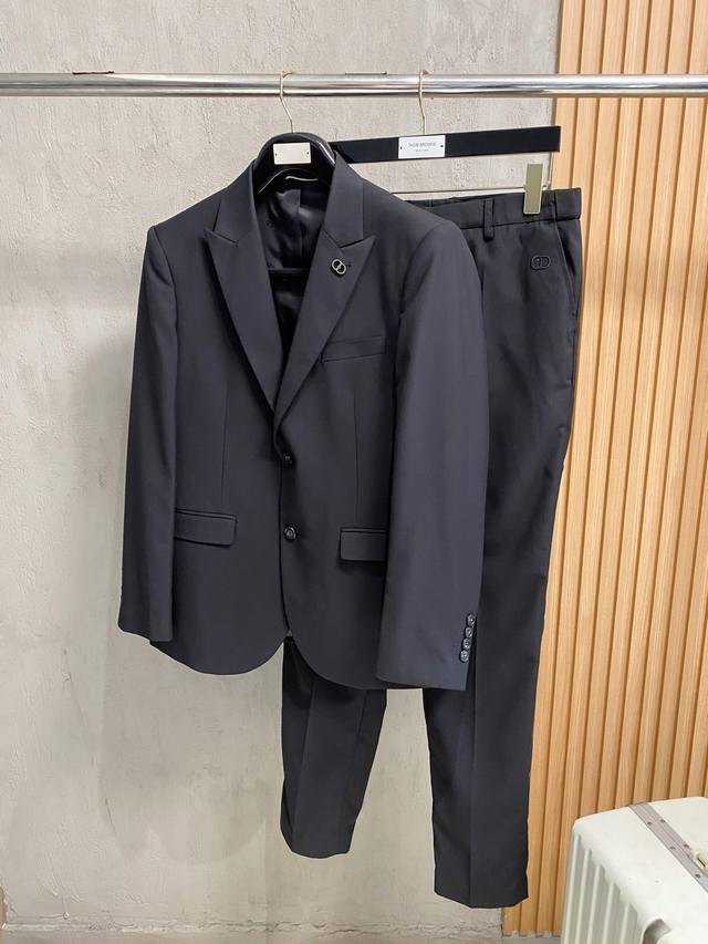 新品 ！Cd遵循卓越的手工艺方法,糅合精湛技术与现代时尚优雅风范及丰富的设计款式彰显摩登精致的典雅造型,如同驾驭野马般驰骋沙场... 2025四季Di*R Ho