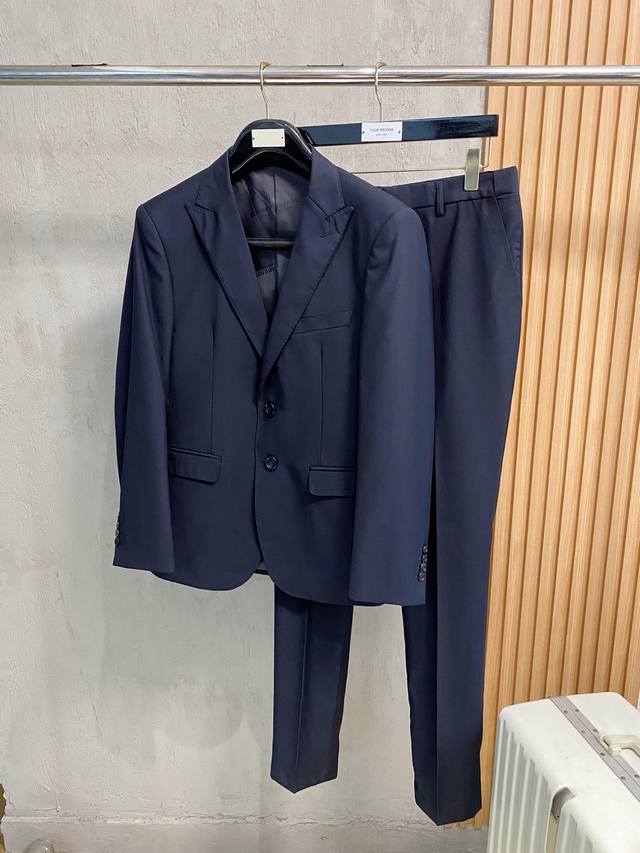 新品 Burberry新款顶级平纹羊毛材质黑色修身套西，男士黑色灰色双粒扣西服 直筒西裤商务休闲套装！贸易公司渠道稀出，同步官网发售！B家高端商务主线臻品，男装