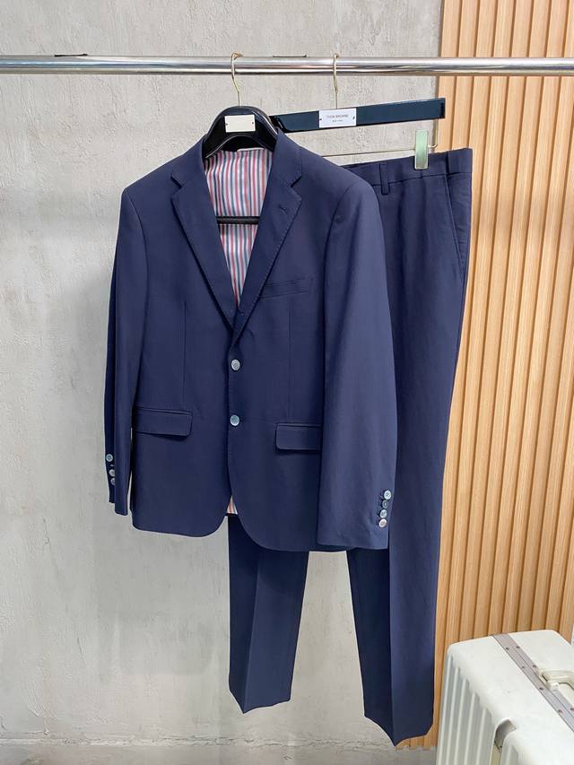 新品 ！25四季款Thom Browne汤姆布朗西服套装可不是像一般服饰那么简单容易能生产的,面料要求是极其严格且制作工序复杂多变.假如一道工序制作粗心或是将就