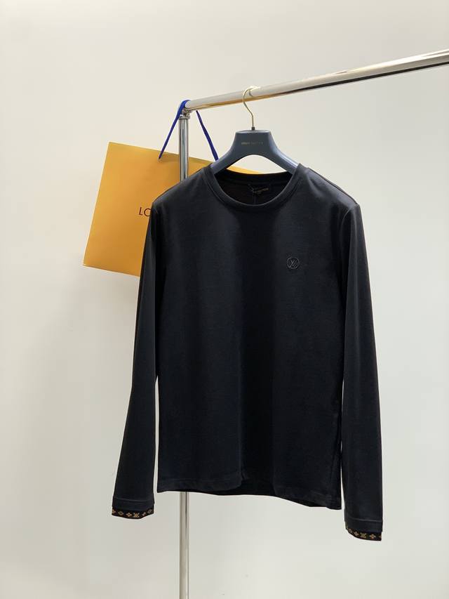 新品长袖 Lou V 路*登 2025Aw早秋新品，男士胸前顺色圆形徽标刺绣标识平纹棉休闲长袖T恤打底衫！选用进口100%平纹针织棉布，其细腻的纹理均匀分布在表