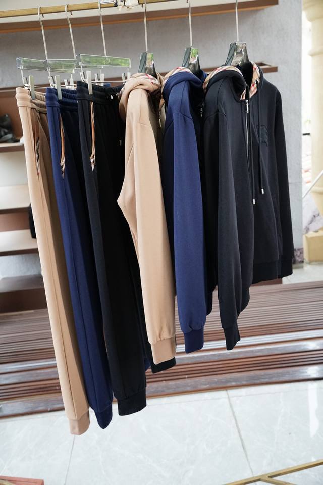 新品巴宝莉套装，可分开出售套装衣服 卫裤 ， Burberry-2025秋冬最新品套装-专柜同步有售，原单狠货休闲时尚套装，上身很有特点！吸睛而有亮点，进口高密