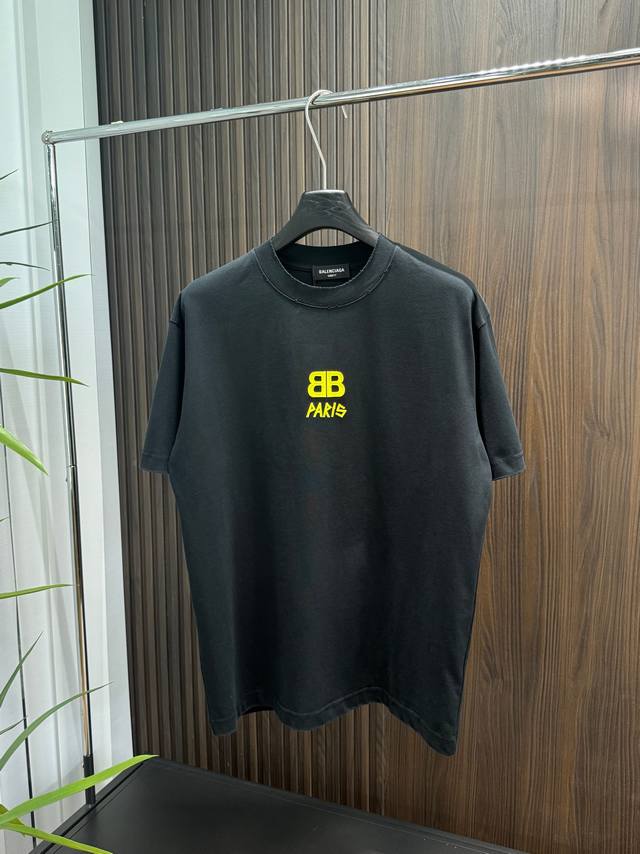 Balenciaga 2025Ss秋冬新款320G短袖 全棉平纹面料打造 再洗水定型 磨破工艺 前胸Logo烫钻工艺 高品质 手感柔软 定制面料 做工精细 男女