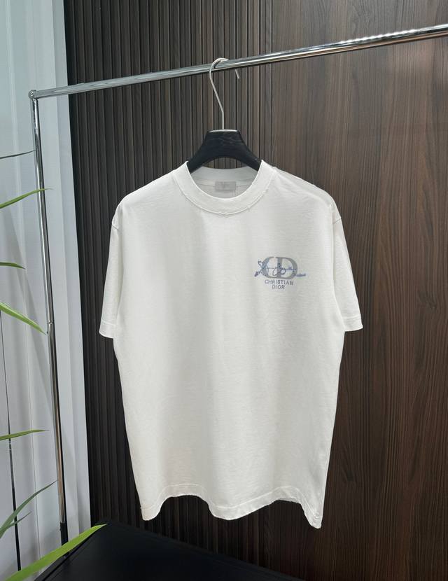 Dior 2025Ss秋冬新款320G短袖 全棉平纹面料打造 再洗水定型 磨破工艺 前胸Logo烫钻工艺 高品质 手感柔软 定制面料 做工精细 男女同款 黑色