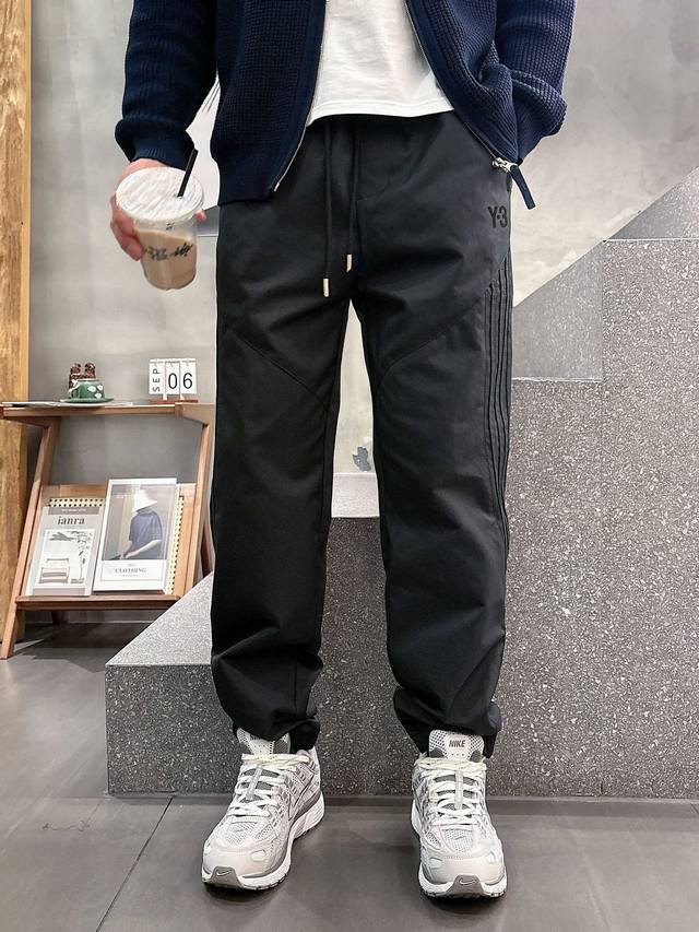 Y-3 2025秋冬新款休闲裤！品牌经典Logo休闲裤 ，定制面料，舒适度极好，手触感强烈。辨识度极高，完美品相工艺。黑色 尺码：M-3Xl
