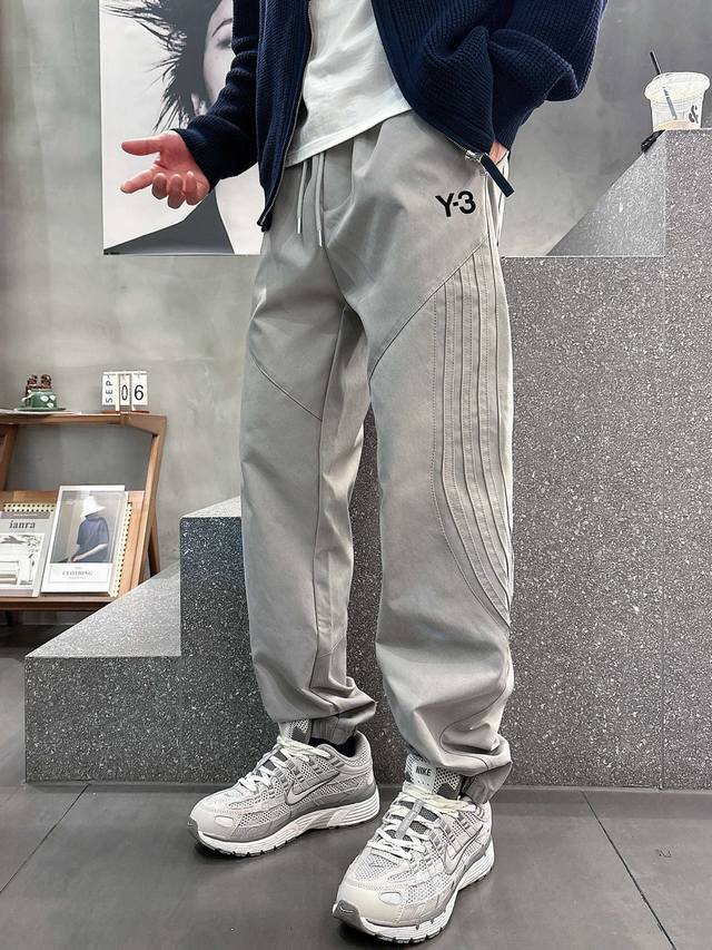 Y-3 2025秋冬新款休闲裤！品牌经典Logo休闲裤 ，定制面料，舒适度极好，手触感强烈。辨识度极高，完美品相工艺。灰色 尺码：M-3Xl