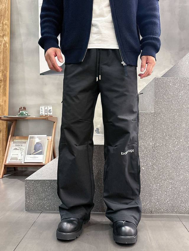 巴黎 Balenciaga 2025秋冬新款休闲裤！品牌经典Logo休闲裤 ，定制面料，舒适度极好，手触感强烈。辨识度极高，完美品相工艺。黑色 尺码：M-3Xl