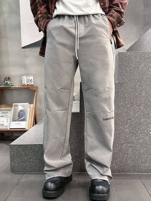 巴黎 Balenciaga 2025秋冬新款休闲裤！品牌经典Logo休闲裤 ，定制面料，舒适度极好，手触感强烈。辨识度极高，完美品相工艺。灰色 尺码：M-3Xl