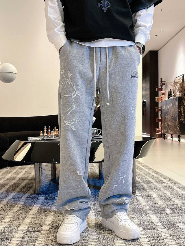 巴黎 Balenciaga 2025秋冬新款休闲裤！品牌经典Logo休闲裤 ，定制面料，舒适度极好，手触感强烈。辨识度极高，完美品相工艺。深灰色 尺码：M-3X
