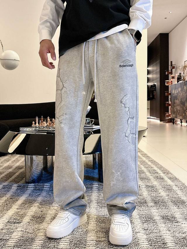 巴黎 Balenciaga 2025秋冬新款休闲裤！品牌经典Logo休闲裤 ，定制面料，舒适度极好，手触感强烈。辨识度极高，完美品相工艺。浅灰色 尺码：M-3X
