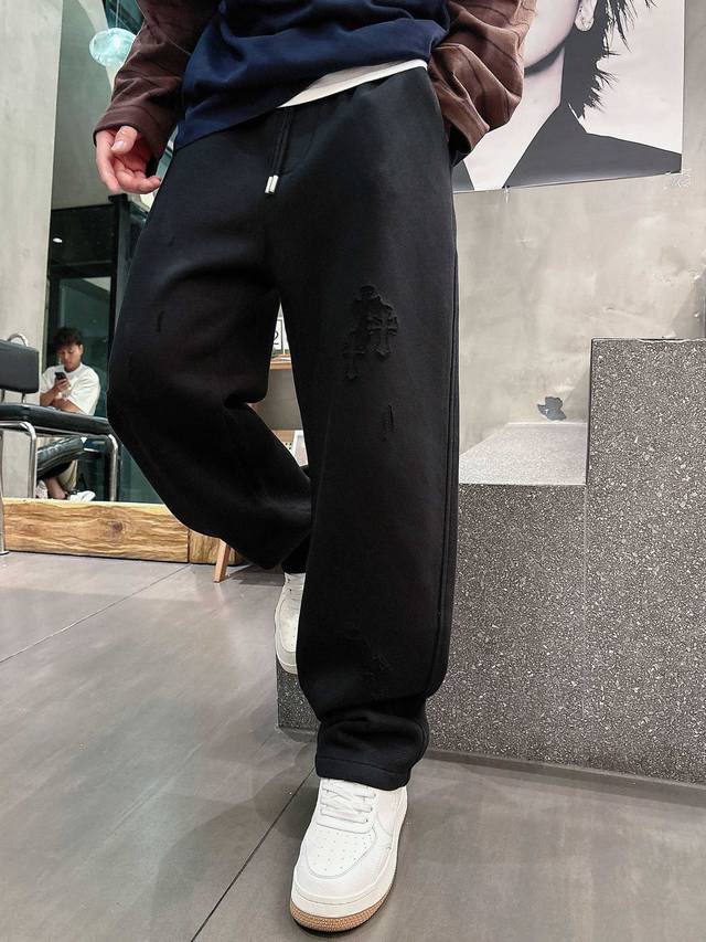 Ch 顶级货品 2025秋冬新款休闲裤！品牌经典Logo休闲裤 ，定制面料，舒适度极好，手触感强烈。辨识度极高，完美品相工艺。黑色 尺码：M-3Xl